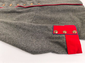 1. Weltkrieg, Waffenrock zur feldgrauen Friedensuniform M1915 für einen Angehörigen der Infanterie. Kammerstück, Mottenschaden