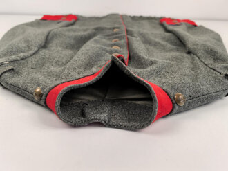 1. Weltkrieg, Waffenrock zur feldgrauen Friedensuniform M1915 für einen Angehörigen der Infanterie. Kammerstück, Mottenschaden