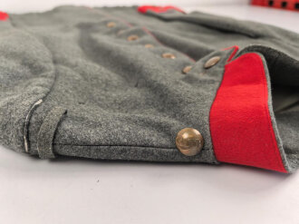 1. Weltkrieg, Waffenrock zur feldgrauen Friedensuniform M1915 für einen Angehörigen der Infanterie. Kammerstück, Mottenschaden