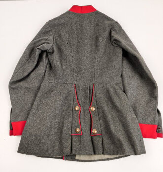 1. Weltkrieg, Waffenrock zur feldgrauen Friedensuniform M1915 für einen Angehörigen der Infanterie. Kammerstück, Mottenschaden