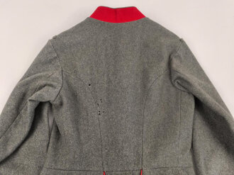 1. Weltkrieg, Waffenrock zur feldgrauen Friedensuniform M1915 für einen Angehörigen der Infanterie. Kammerstück, Mottenschaden