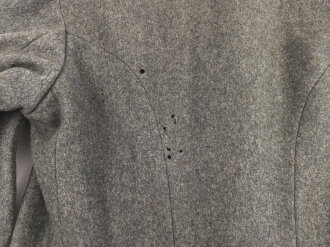 1. Weltkrieg, Waffenrock zur feldgrauen Friedensuniform M1915 für einen Angehörigen der Infanterie. Kammerstück, Mottenschaden