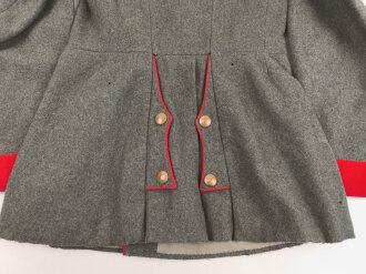 1. Weltkrieg, Waffenrock zur feldgrauen Friedensuniform M1915 für einen Angehörigen der Infanterie. Kammerstück, Mottenschaden