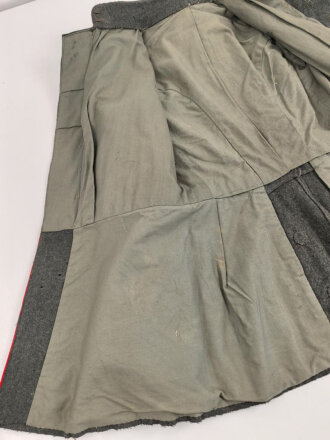 1. Weltkrieg, Waffenrock zur feldgrauen Friedensuniform M1915 für einen Angehörigen der Infanterie. Kammerstück, Mottenschaden