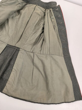 1. Weltkrieg, Waffenrock zur feldgrauen Friedensuniform M1915 für einen Angehörigen der Infanterie. Kammerstück, Mottenschaden