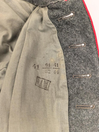 1. Weltkrieg, Waffenrock zur feldgrauen Friedensuniform M1915 für einen Angehörigen der Infanterie. Kammerstück, Mottenschaden