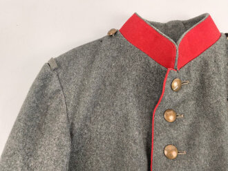 1. Weltkrieg, Waffenrock zur feldgrauen Friedensuniform M1915 für einen Angehörigen der Infanterie. Kammerstück, Mottenschaden