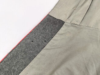 1. Weltkrieg, Waffenrock zur feldgrauen Friedensuniform M1915 für einen Angehörigen der Infanterie. Kammerstück, Mottenschaden
