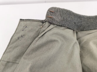 1. Weltkrieg, Waffenrock zur feldgrauen Friedensuniform M1915 für einen Angehörigen der Infanterie. Kammerstück, Mottenschaden