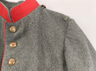 1. Weltkrieg, Waffenrock zur feldgrauen Friedensuniform M1915 für einen Angehörigen der Infanterie. Kammerstück, Mottenschaden