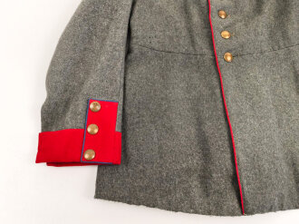 1. Weltkrieg, Waffenrock zur feldgrauen Friedensuniform M1915 für einen Angehörigen der Infanterie. Kammerstück, Mottenschaden
