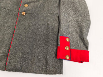 1. Weltkrieg, Waffenrock zur feldgrauen Friedensuniform M1915 für einen Angehörigen der Infanterie. Kammerstück, Mottenschaden