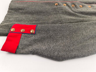 1. Weltkrieg, Waffenrock zur feldgrauen Friedensuniform M1915 für einen Angehörigen der Infanterie. Kammerstück, Mottenschaden