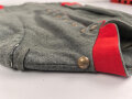 1. Weltkrieg, Waffenrock zur feldgrauen Friedensuniform M1915 für einen Angehörigen der Infanterie. Kammerstück, Mottenschaden