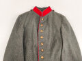 1. Weltkrieg, Waffenrock zur feldgrauen Friedensuniform M1915 für einen Angehörigen der Infanterie. Kammerstück, Mottenschaden