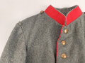 1. Weltkrieg, Waffenrock zur feldgrauen Friedensuniform M1915 für einen Angehörigen der Infanterie. Kammerstück, Mottenschaden