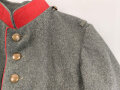 1. Weltkrieg, Waffenrock zur feldgrauen Friedensuniform M1915 für einen Angehörigen der Infanterie. Kammerstück, Mottenschaden
