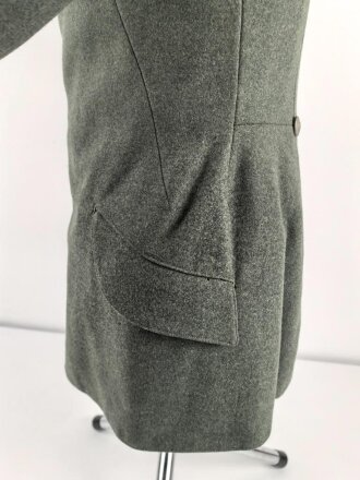 1. Weltkrieg Preussen, Feldrock für einen Leutnant der Kraftfahrtruppen Modell 1910. Die Effekten original vernäht, die Schulterklappen hellgrau unterlegt. Diverse Mottenschäden, dennoch in gutem Gesamtzustand.