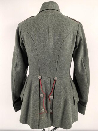 1. Weltkrieg Preussen, Feldrock für einen Leutnant der Kraftfahrtruppen Modell 1910. Die Effekten original vernäht, die Schulterklappen hellgrau unterlegt. Diverse Mottenschäden, dennoch in gutem Gesamtzustand.