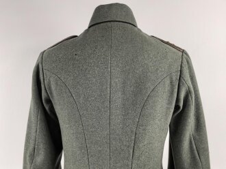 1. Weltkrieg Preussen, Feldrock für einen Leutnant der Kraftfahrtruppen Modell 1910. Die Effekten original vernäht, die Schulterklappen hellgrau unterlegt. Diverse Mottenschäden, dennoch in gutem Gesamtzustand.