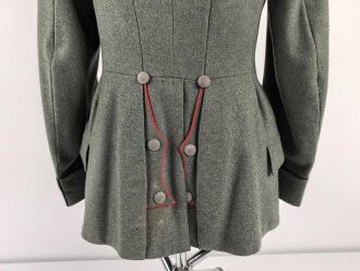 1. Weltkrieg Preussen, Feldrock für einen Leutnant der Kraftfahrtruppen Modell 1910. Die Effekten original vernäht, die Schulterklappen hellgrau unterlegt. Diverse Mottenschäden, dennoch in gutem Gesamtzustand.