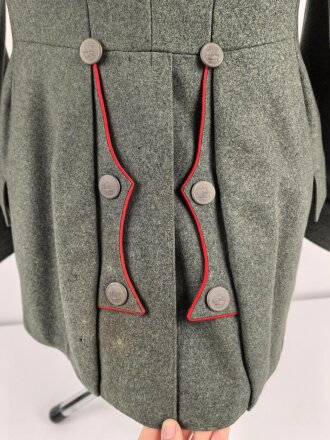 1. Weltkrieg Preussen, Feldrock für einen Leutnant der Kraftfahrtruppen Modell 1910. Die Effekten original vernäht, die Schulterklappen hellgrau unterlegt. Diverse Mottenschäden, dennoch in gutem Gesamtzustand.
