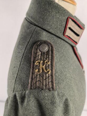 1. Weltkrieg Preussen, Feldrock für einen Leutnant der Kraftfahrtruppen Modell 1910. Die Effekten original vernäht, die Schulterklappen hellgrau unterlegt. Diverse Mottenschäden, dennoch in gutem Gesamtzustand.
