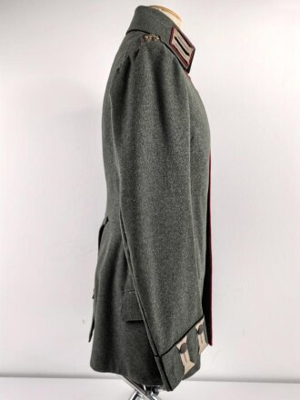 1. Weltkrieg Preussen, Feldrock für einen Leutnant der Kraftfahrtruppen Modell 1910. Die Effekten original vernäht, die Schulterklappen hellgrau unterlegt. Diverse Mottenschäden, dennoch in gutem Gesamtzustand.