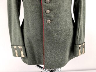 1. Weltkrieg Preussen, Feldrock für einen Leutnant der Kraftfahrtruppen Modell 1910. Die Effekten original vernäht, die Schulterklappen hellgrau unterlegt. Diverse Mottenschäden, dennoch in gutem Gesamtzustand.