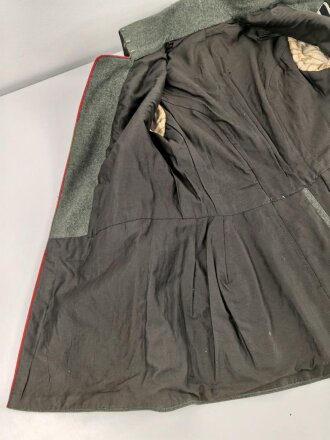 1. Weltkrieg Preussen, Feldrock für einen Leutnant der Kraftfahrtruppen Modell 1910. Die Effekten original vernäht, die Schulterklappen hellgrau unterlegt. Diverse Mottenschäden, dennoch in gutem Gesamtzustand.