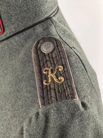 1. Weltkrieg Preussen, Feldrock für einen Leutnant der Kraftfahrtruppen Modell 1910. Die Effekten original vernäht, die Schulterklappen hellgrau unterlegt. Diverse Mottenschäden, dennoch in gutem Gesamtzustand.