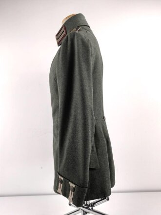 1. Weltkrieg Preussen, Feldrock für einen Leutnant der Kraftfahrtruppen Modell 1910. Die Effekten original vernäht, die Schulterklappen hellgrau unterlegt. Diverse Mottenschäden, dennoch in gutem Gesamtzustand.