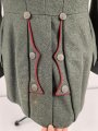 1. Weltkrieg Preussen, Feldrock für einen Leutnant der Kraftfahrtruppen Modell 1910. Die Effekten original vernäht, die Schulterklappen hellgrau unterlegt. Diverse Mottenschäden, dennoch in gutem Gesamtzustand.