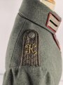 1. Weltkrieg Preussen, Feldrock für einen Leutnant der Kraftfahrtruppen Modell 1910. Die Effekten original vernäht, die Schulterklappen hellgrau unterlegt. Diverse Mottenschäden, dennoch in gutem Gesamtzustand.
