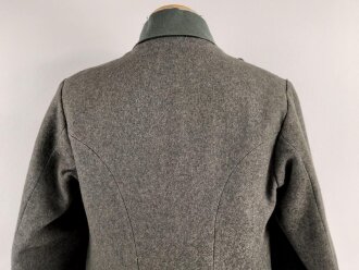 1. Weltkrieg, Feldbluse Modell 1915 für Mannschaften, während des Krieges zum Offiziersrock geändert. So getragenes Stück in gutem Gesamtzustand, Ordenschlaufe für EK1