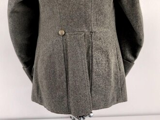 1. Weltkrieg, Feldbluse Modell 1915 für Mannschaften, während des Krieges zum Offiziersrock geändert. So getragenes Stück in gutem Gesamtzustand, Ordenschlaufe für EK1