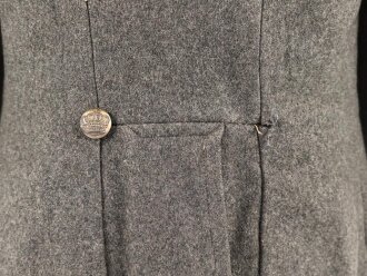 1. Weltkrieg, Feldbluse Modell 1915 für Mannschaften, während des Krieges zum Offiziersrock geändert. So getragenes Stück in gutem Gesamtzustand, Ordenschlaufe für EK1