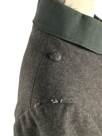 1. Weltkrieg, Feldbluse Modell 1915 für Mannschaften, während des Krieges zum Offiziersrock geändert. So getragenes Stück in gutem Gesamtzustand, Ordenschlaufe für EK1