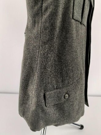 1. Weltkrieg, Feldbluse Modell 1915 für Mannschaften, während des Krieges zum Offiziersrock geändert. So getragenes Stück in gutem Gesamtzustand, Ordenschlaufe für EK1
