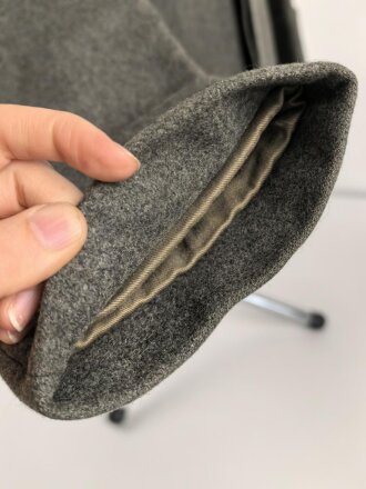 1. Weltkrieg, Feldbluse Modell 1915 für Mannschaften, während des Krieges zum Offiziersrock geändert. So getragenes Stück in gutem Gesamtzustand, Ordenschlaufe für EK1