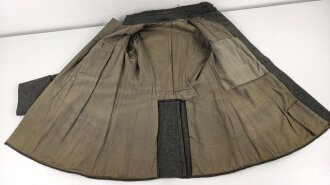 1. Weltkrieg, Feldbluse Modell 1915 für Mannschaften, während des Krieges zum Offiziersrock geändert. So getragenes Stück in gutem Gesamtzustand, Ordenschlaufe für EK1