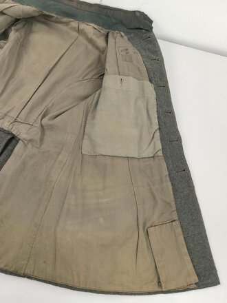 1. Weltkrieg, Feldbluse Modell 1915 für Mannschaften, während des Krieges zum Offiziersrock geändert. So getragenes Stück in gutem Gesamtzustand, Ordenschlaufe für EK1