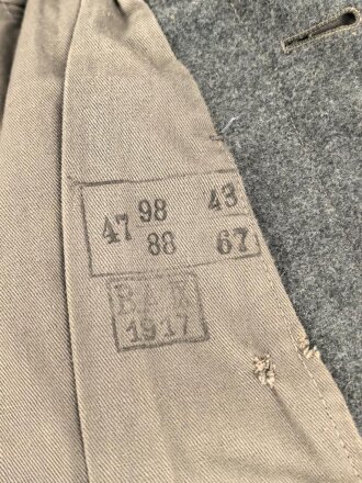 1. Weltkrieg, Feldbluse Modell 1915 für Mannschaften, während des Krieges zum Offiziersrock geändert. So getragenes Stück in gutem Gesamtzustand, Ordenschlaufe für EK1