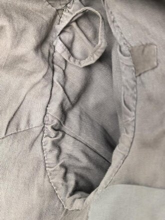 1. Weltkrieg, Feldbluse Modell 1915 für Mannschaften, während des Krieges zum Offiziersrock geändert. So getragenes Stück in gutem Gesamtzustand, Ordenschlaufe für EK1