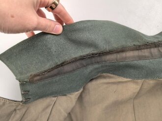 1. Weltkrieg, Feldbluse Modell 1915 für Mannschaften, während des Krieges zum Offiziersrock geändert. So getragenes Stück in gutem Gesamtzustand, Ordenschlaufe für EK1