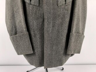 1. Weltkrieg, Feldbluse Modell 1915 für Mannschaften, während des Krieges zum Offiziersrock geändert. So getragenes Stück in gutem Gesamtzustand, Ordenschlaufe für EK1