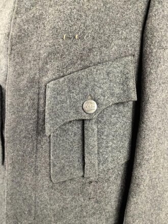 1. Weltkrieg, Feldbluse Modell 1915 für Mannschaften, während des Krieges zum Offiziersrock geändert. So getragenes Stück in gutem Gesamtzustand, Ordenschlaufe für EK1