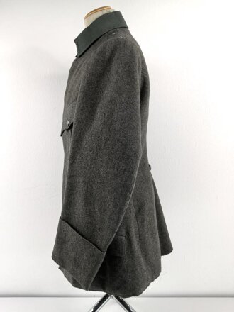 1. Weltkrieg, Feldbluse Modell 1915 für Mannschaften, während des Krieges zum Offiziersrock geändert. So getragenes Stück in gutem Gesamtzustand, Ordenschlaufe für EK1