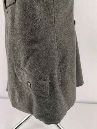 1. Weltkrieg, Feldbluse Modell 1915 für Mannschaften, während des Krieges zum Offiziersrock geändert. So getragenes Stück in gutem Gesamtzustand, Ordenschlaufe für EK1