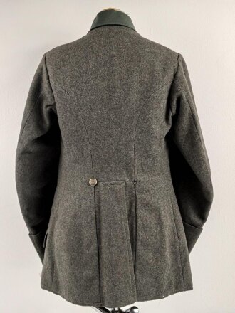 1. Weltkrieg, Feldbluse Modell 1915 für Mannschaften, während des Krieges zum Offiziersrock geändert. So getragenes Stück in gutem Gesamtzustand, Ordenschlaufe für EK1